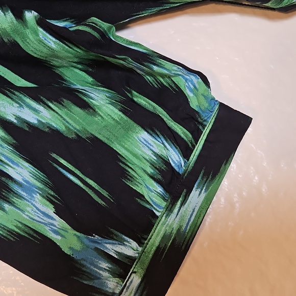 Chic Asymmetrical Dress in Green and Black - Picture 6 of 8